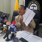 Jimmy Salazar muestra documentos que sustentan su argumento de persecución política.