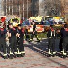 MADRID. Efectivos del cuerpo de Bomberos en instalaciones aeroportuarias de Barajas a la espera del aterrizaje de emergencia.