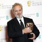 El galardonado Sam Mendes posando para la prensa internacional luego de ganar como mejor director por 1917.