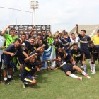 Los campeones muestran con orgullo el trofeo obtenido en el estadio Christian Benítez.