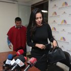 La asambleísta Jeannine Cruz y el coordinador de CREO, Luis Pachala, a su ingreso a la sala de prensa de la Asamblea el pasado jueves, en donde anunciaron la terminación del acuerdo legislativo con Alianza PAIS, luego de que en la Comisión de Fiscalización no se diera paso a que el juicio político a la presidenta del CNE, Diana Atamaint, siga su trámite en el pleno