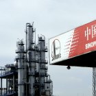 Sinopec, la empresa petrolera china, revendió ayer petróleo debido a la caída de la demanda de crudo en su país.