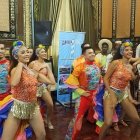 Integrantes de una de las academias de danza que participarán en el Desfile por Carnaval 2020 de Guayaquil.