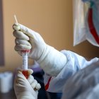 Wuhan (China), 04/02/2020.- A CDC worker collects biomaterial from suspected 2019-nCoV patients for nucleic acid tests in a hotel for isolated people in Wuhan in central China"s Hubei province, 04 February 2020. EFE/EPA/YUAN ZHENG CHINA OUT CHINA CORONAVIRUS EPIDEMIC