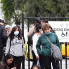 Usuarios del hospital Eugenio Espejo de Quito utilizan mascarillas al ingreso y salida del centro de salud donde está asilado el paciente chino sospechoso de ser el portador del coronavirus.