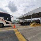 PEAJE. La estación de cobro del Proyecto víal Chongón-Santa Elena, por el momento, continúa realizando el cobro directo en las ventanillas.