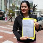 Verónica Pinoargote presentó documentos contra la asambleísta del oficialismo, Karina Arteaga.