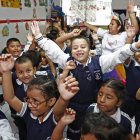 Los estudiantes de la Academia Naval Altamar muestran su alegría al finalizar el año lectivo