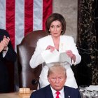 La líder de los demócratas en el Congreso de Estados Unidos, Nancy Pelosi, rompió el martes su copia del discurso presidencial.