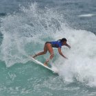 Destreza. La surfista muestra su habilidad sobre las olas