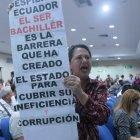 Padres de familia llevaron letreros con mensajes que pedían la eliminación de la prueba Ser Bachiller.