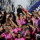 Los jugadores de Independiente celebran la obtención de la Copa Sudamericana.