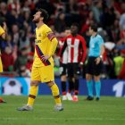 Lionel Messi se lamenta tras el gol de Iñaki Wiliams que determinó la eliminación del FC Barcelona de la Copa del rey.