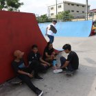 Colegiales aprovechan la época vacacional para recrearse en un parque.