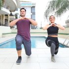 Hacer ejercicios juntos es una actividad que ambos disfrutan, no solo por los beneficios en su salud, sino también por el fortalecimiento de su relación.