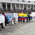 Los familiares de los jóvenes que se encuentran en China hicieron un plantón para pedir respaldo al Gobierno Nacional.