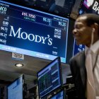 La agencia calificadora emitió su comunicado de la reducción de la nota de Ecuador este jueves 6 de febrero de 2020.