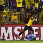Fidel Martínez festeja uno de sus dos goles en el Monumental

 FBL-LIBERTADORES-BARCELONA-CRISTAL