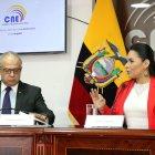 La presidenta del CNE, Diana Atamaint, junto con el presidente del Tribunal Contencioso Electoral, Arturo Cabrera, en una reunión para definir el cronograma para las elecciones del 2021.