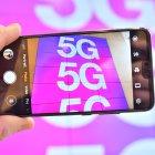 Foto referencial tomada en una tienda de Londres. Enfoca una publicidad que anuncia la llegada de la 5G.