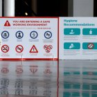 Un trabajador sale del recinto ferial Gran Vía en Barcelona, este 7 de febrero, después de que la empresa tecnológica Ericsson haya anunciado que no acudirá al Mobile World Congress (MWC).