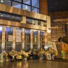 Wuhan (China), 07/02/2020.- A citizen bows in front of a makeshift memorial, to pay tribute to Dr. Li Wenliang at Li"s hospital in Wuhan in central China"s Hubei province, 07 February 2020. Li, regarded a whistleblower on the pneumonia outbreak, died of the novel coronavirus on late 07 February. Li was one of the first to raise concerns about the coronavirus outbreak in Wuhan, before contracting the infection himself. The virus has killed so far at least 638 people and over 31,000 others were confirmed infected, mostly in China. EFE/EPA/SHI ZHI CHINA OUT CHINA HEALTH CORONAVIRUS LI WENLIANG MOURNING