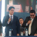 Johnny Terán (i) es el vicealcalde de Babahoyo. En la imagen, el momento de su posesión. Lo hace el alcalde Carlos German.