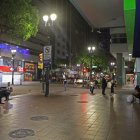 La 9 de Octubre. A las 20:00 está cerrado hasta el parque Centenario, además de las tiendas. En ciertas cuadras hay locales de comida, oasis de vida en una avenida que duerme temprano.