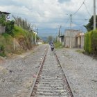 Trayecto. Los pobladores deben caminar por lugares desolados, para llegar a casa. Los buses son irregulares.