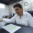 Es arquitecto, urbanista e investigador urbano. Es docente de la Universidad de Guayaquil y coordinador de investigación de la facultad de Arquitectura