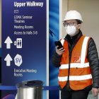 Referencial. Un trabajador sale del recinto ferial de Gran Vía, donde se celebrará el MWC.