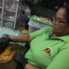 María Banguera, envuelve el producto con los tres mariscos, conocido en Esmeraldas como tamales.