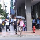 Recursos. Algunos habitantes de Guayaquil usan diferentes implementos para cubrirse de los rayos ultravioletas del sol. Uno de los más comunes son las sombrillas