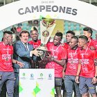 AME049. RANCAGUA (CHILE), 10/02/2019.- Jugadores de la selección ecuatoriana de fútbol celebran luego de ganar este domingo el campeonato Sudamericano sub"20 disputado en el estadio El Teniente en Rancagua (Chile). EFE/Elvis González CHILE FÚTBOL SUDAMERICANO SUB"20