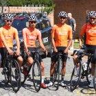 El ciclista ecuatoriano Richard Carapaz (segundo desde la izquierda), junto con el resto del equipo de Ineos, su nueva plantilla para esta temporada.