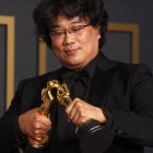Bong Joon Ho juega con sus dos estatuillas por Mejor director y guion.