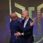 Posta. Jordi Cruyff (derecha) recibe el primer equipo de parte de Jorge Célico, quien se hizo cargo de la Tricolor mientras se definía al nuevo cuerpo técnico.