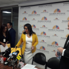 La asambleísta Karina Artega (c) y su abogado Luggi García se defendió de las acusaciones de gestionar cargos públicos