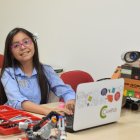 Emily es la miembro más joven de la comunidad Girls in Tech Ecuador y crea robots desde los 4 años.