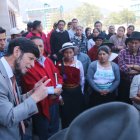 El asambleísta Israel Cruz vive su cuarto de hora de popularidad con sus votantes, las masas chimboracenses que acudieron ayer al Pleno.