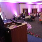 Cristina Páez, parte del Observatorio, explica la iniciativa a representantes de empresas y funcionarios.