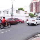 La intersección de Carchi y Vélez tiene mucho caos vehicular.