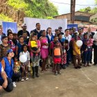 Representantes de las instituciones involucradas posan con los beneficiarios de los servicios.