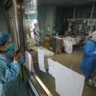 WUHAN.- La atención en el Jinyintan Hospital, de esta ciudad, concentra a un gran número de personas contagiadas con el virus.