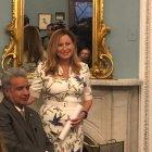 El presidente condecoró a la congresista democráta, Debbie Marcusel-Powell.