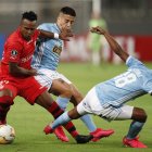 Pedro Pablo Velasco, de Barcelona, disputa un balón con un jugador de Sporting Cristal.
