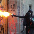 Un centenar de mujeres pintaron la fachada y una de las puertas de Palacio Nacional mexicano para protestar contra los feminicidios en México.