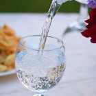 Beber agua es fundamental para el buen funcionamiento del cuerpo.