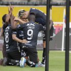 Los jugadores de Independiente del Valle felicitan a Gabriel Torres por el gol que valió tres puntos en el inicio de la LigaPro2020.