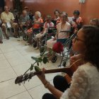 Gaby Contante canta en la Fundación Clemencia del Asilo Sofía Ratinoff.